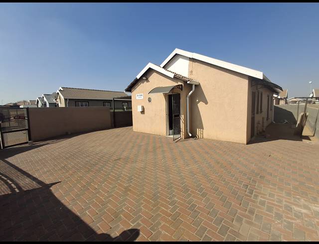 3 BEDROOM FREEHOLD FOR SALE IN WINDMILL PARK
